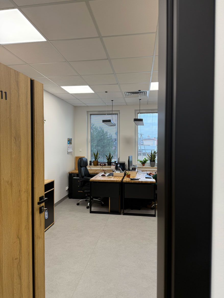 meble biurowe z drewnianymi akcentami