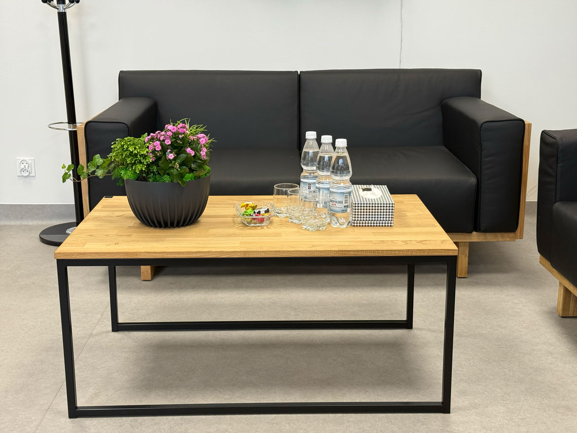 prostokątny stolik drewniany