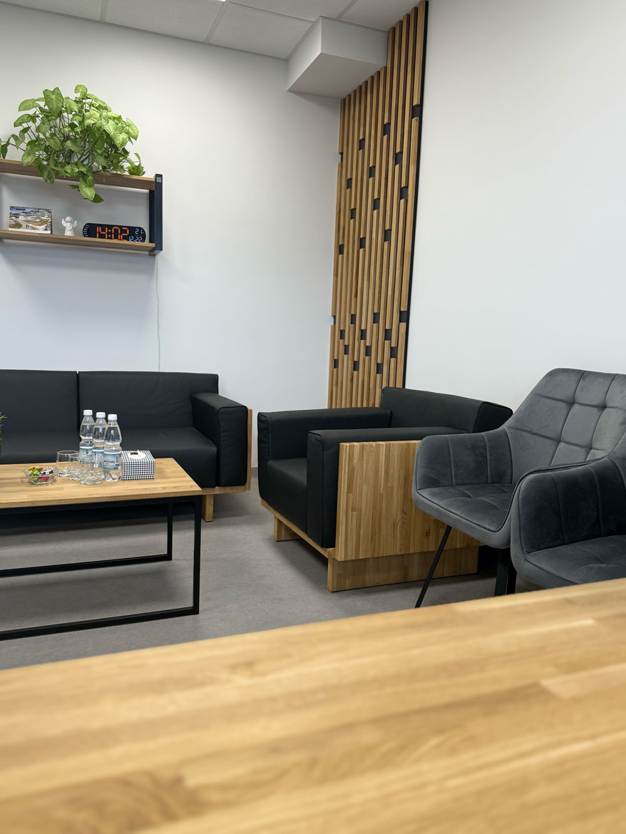 strefa relaksu z meblami do poczekalni