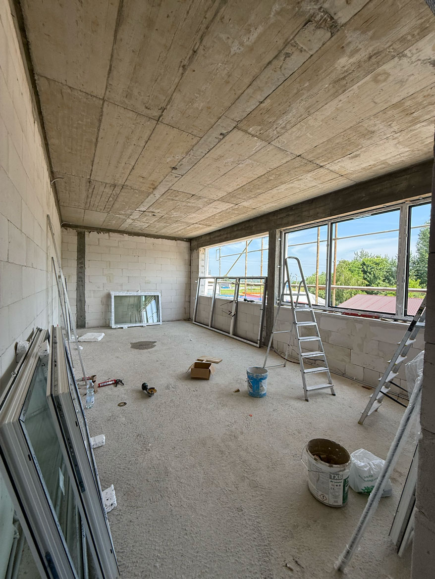 surowe wnętrze nowego budynku