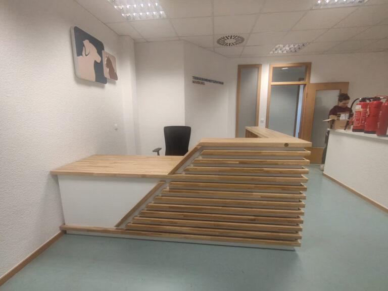 Biała lada recepcyjna dla Centrum Zdrowia Zwierząt w Marburgu