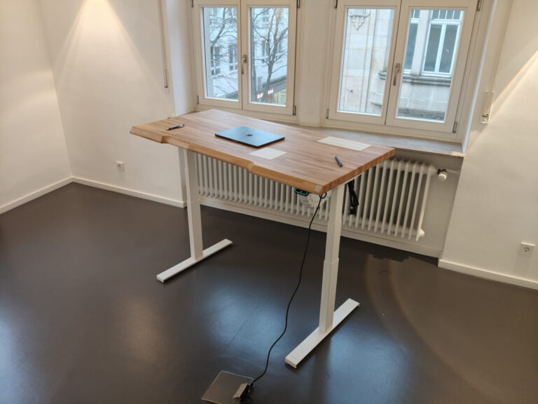 White adjustable desk for doctor's office in Stuttgart