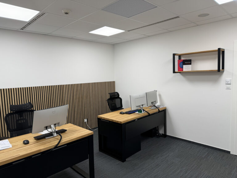 Desks with pedestals and wall shelf for office Smart InTech Sp. z o.o.