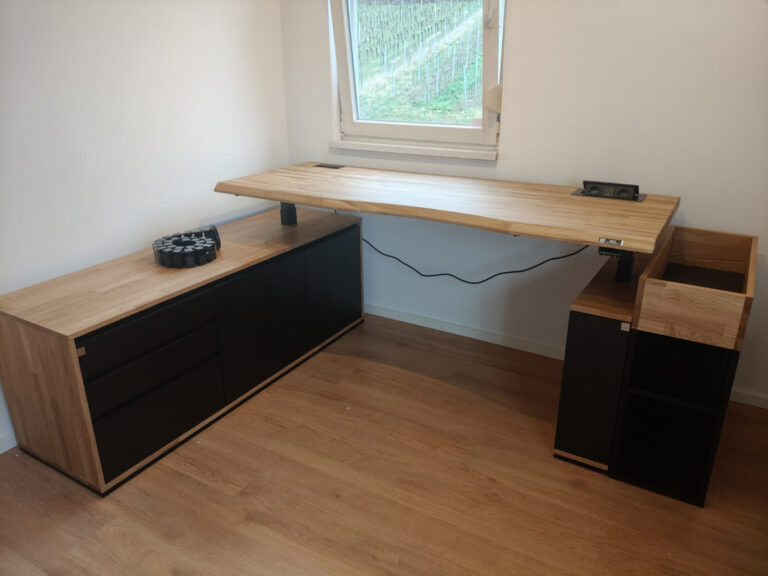 Adjustable desk with enlarged pedestal and flowerbed for a financial advisory office in Bensheim