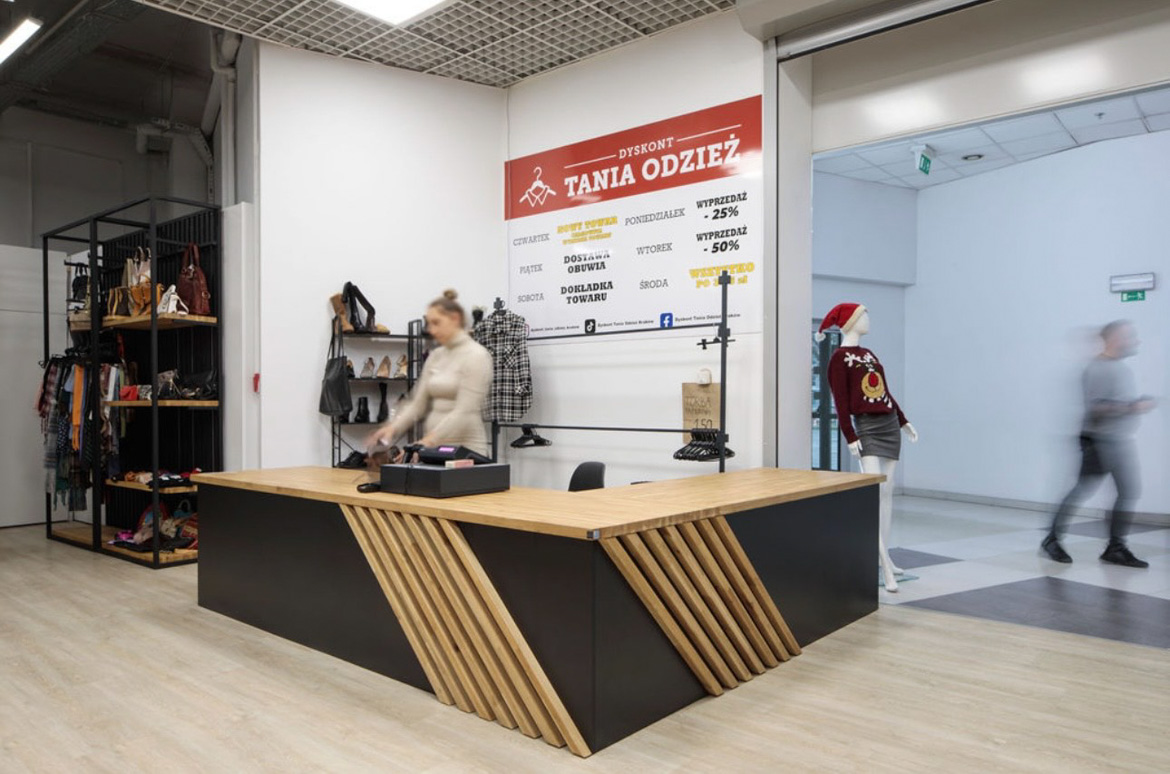 Reception counter and store build-out for Discount Tania Odzież in Kraków.