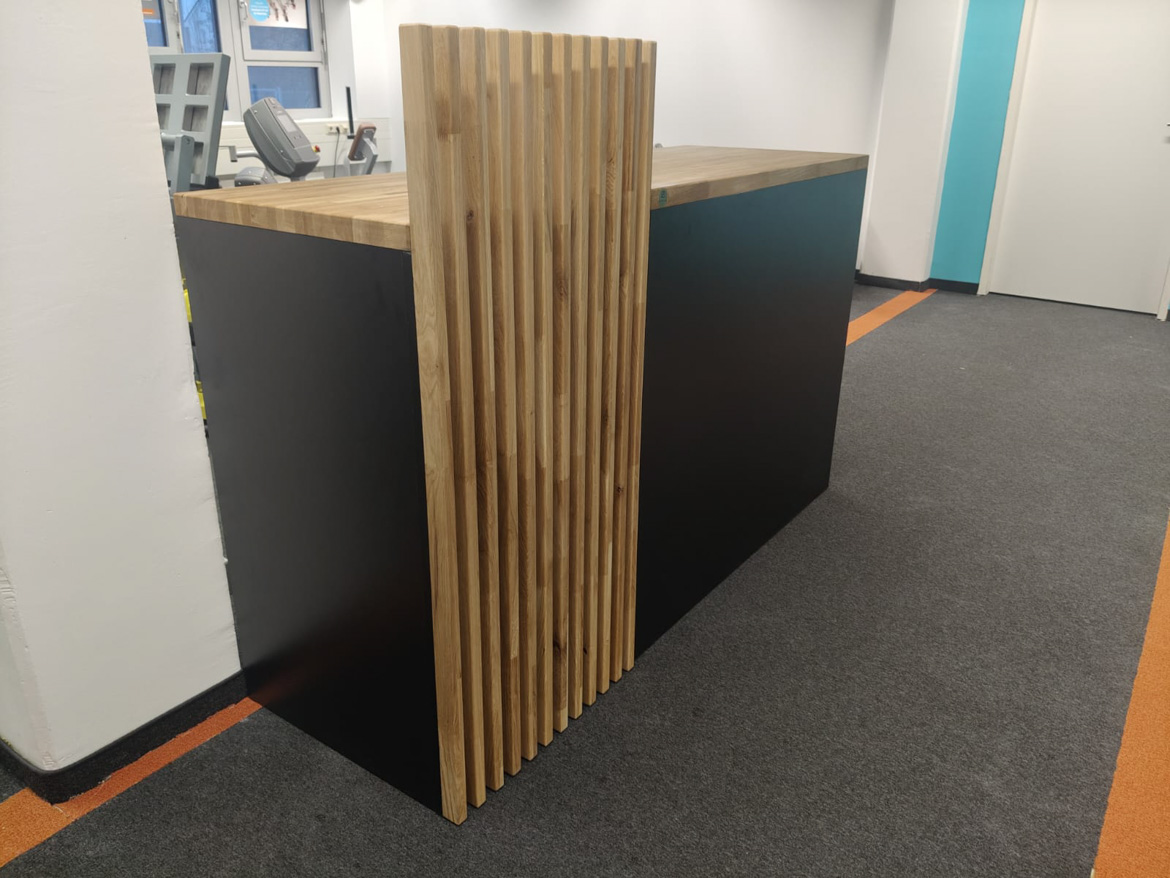 Lada recepcyjna z lamelami dla Ainex Fit & Gesund w Berlinie