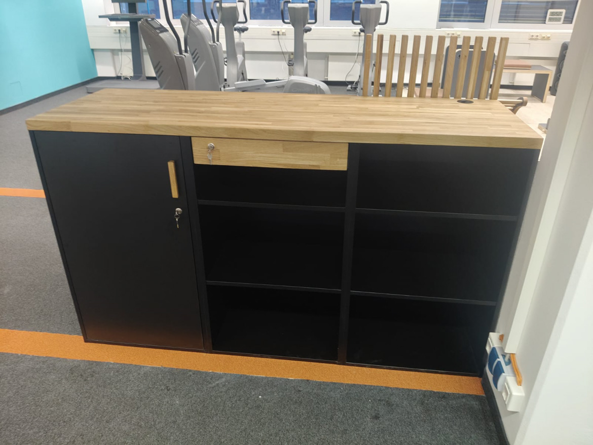 Lada recepcyjna z lamelami dla Ainex Fit & Gesund w Berlinie