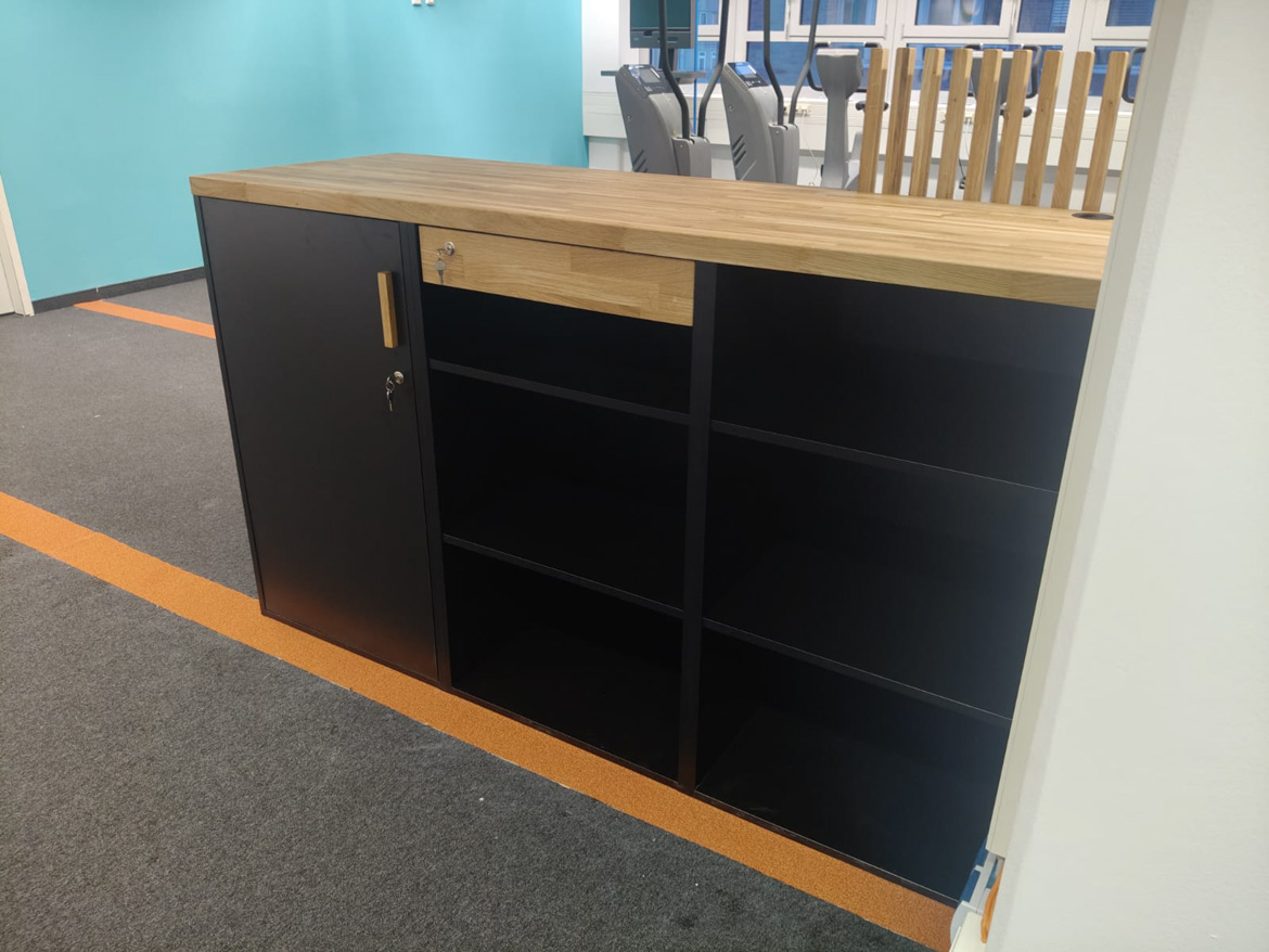 Lada recepcyjna z lamelami dla Ainex Fit & Gesund w Berlinie