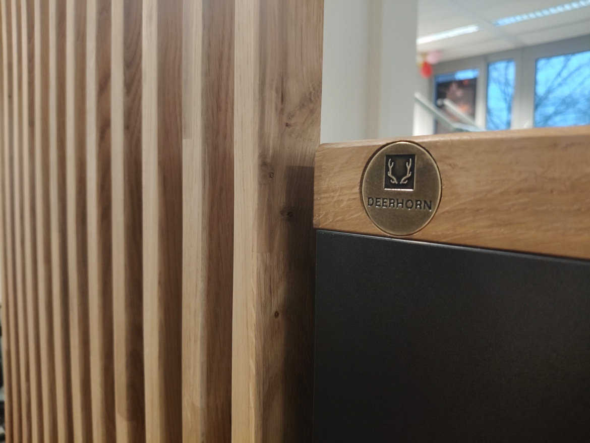 Lada recepcyjna z lamelami dla Ainex Fit & Gesund w Berlinie