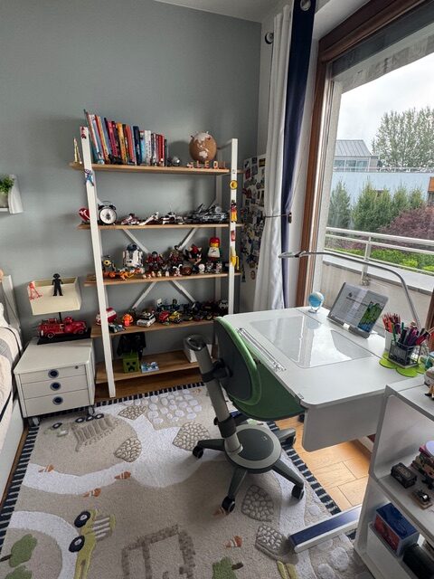 Biały regał do pokoju dziecka w Warszawie