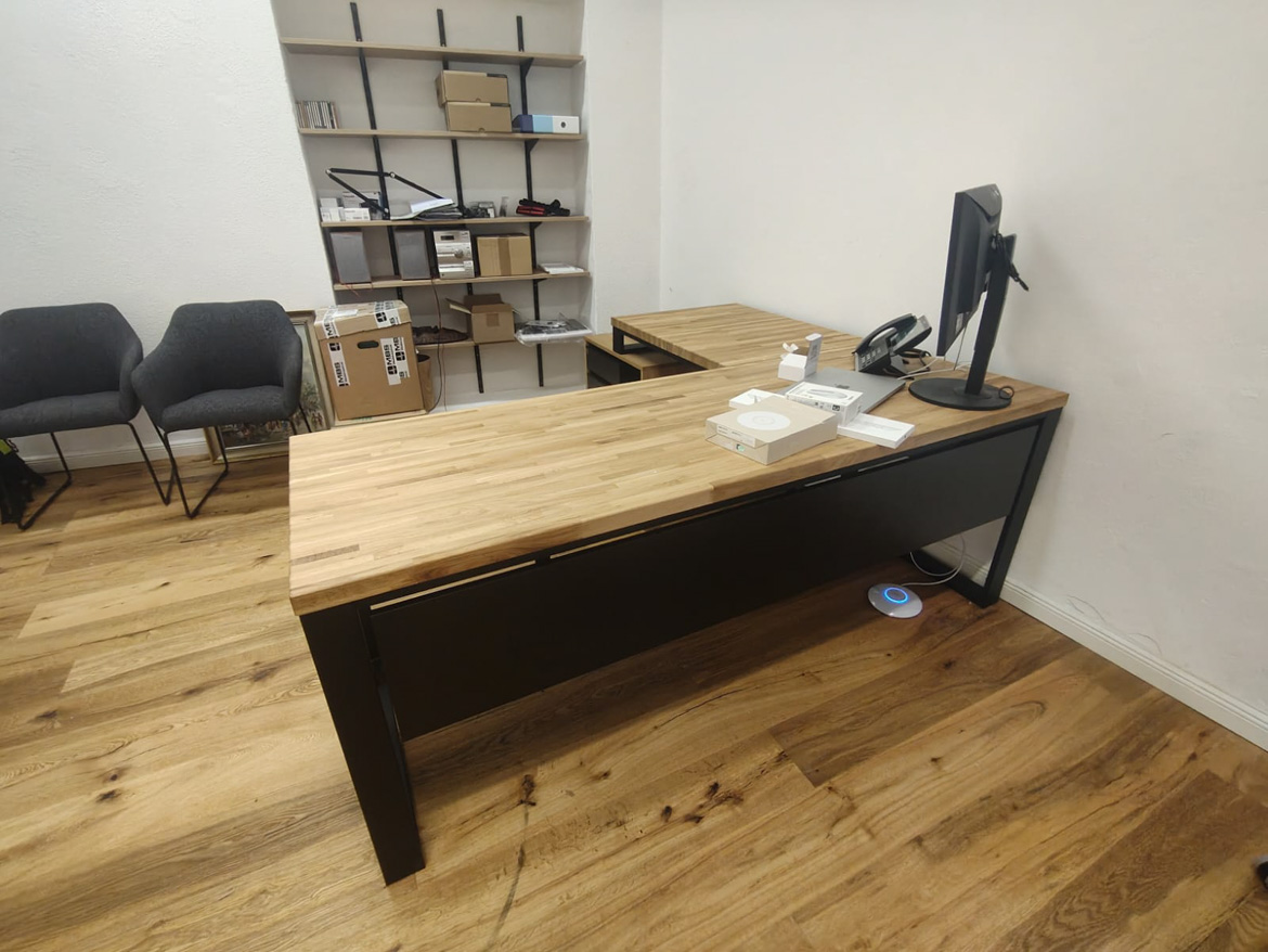 Corner desk with pedestal for a specialist office in Bayreuth