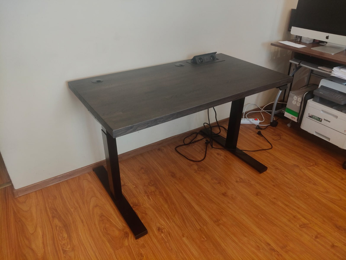 Biurko regulowane z blatem w kolorze heban dla Pana Łukasza w Siewierzu (okolice Katowic)
