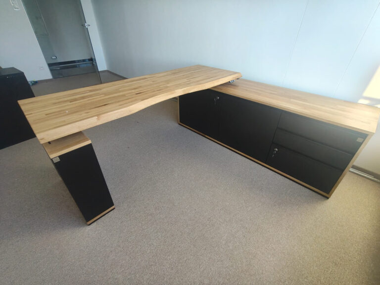 Desk with electric height adjustment for an insurance company in Warsaw