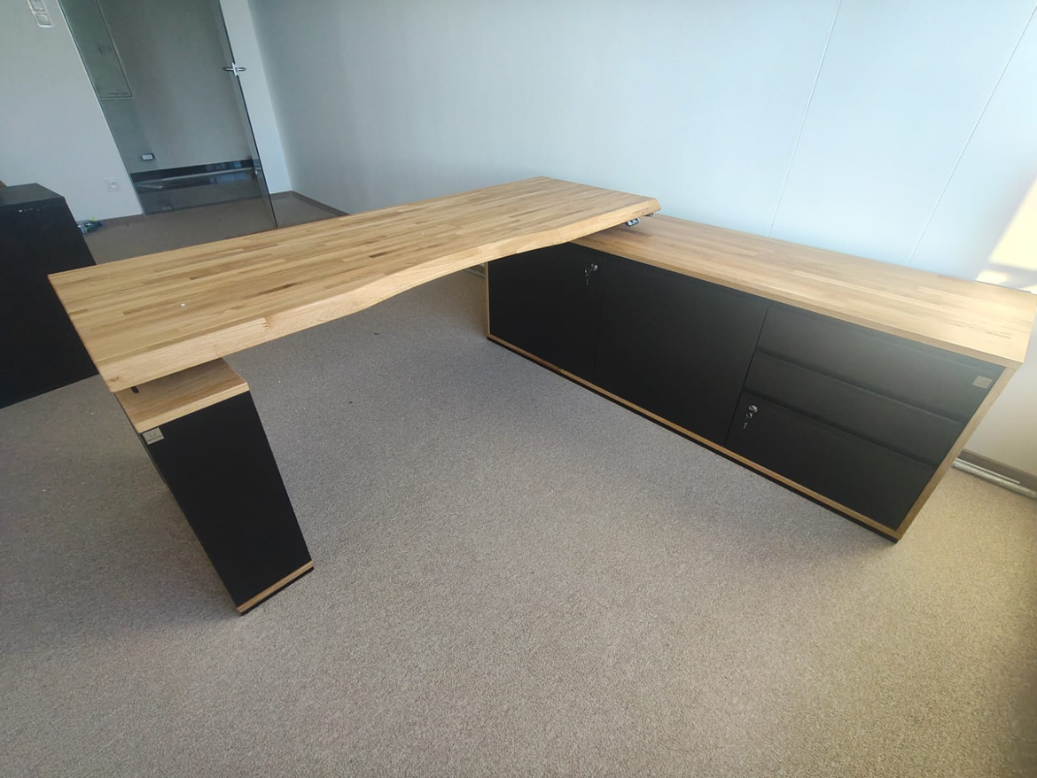 Desk with electric height adjustment for an insurance company in Warsaw