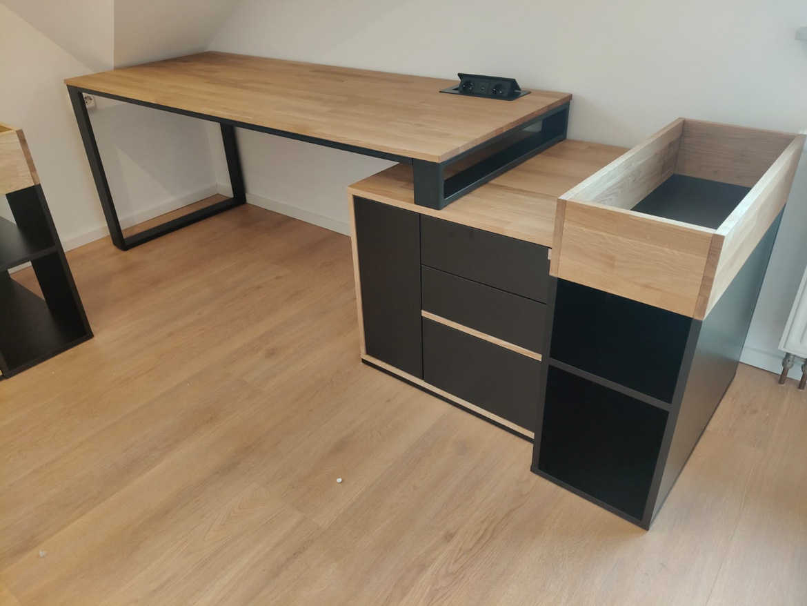 biurko z kontenerkiem i kwietnikiem dla biura vermogensberatung w bensheim w niemczech 01