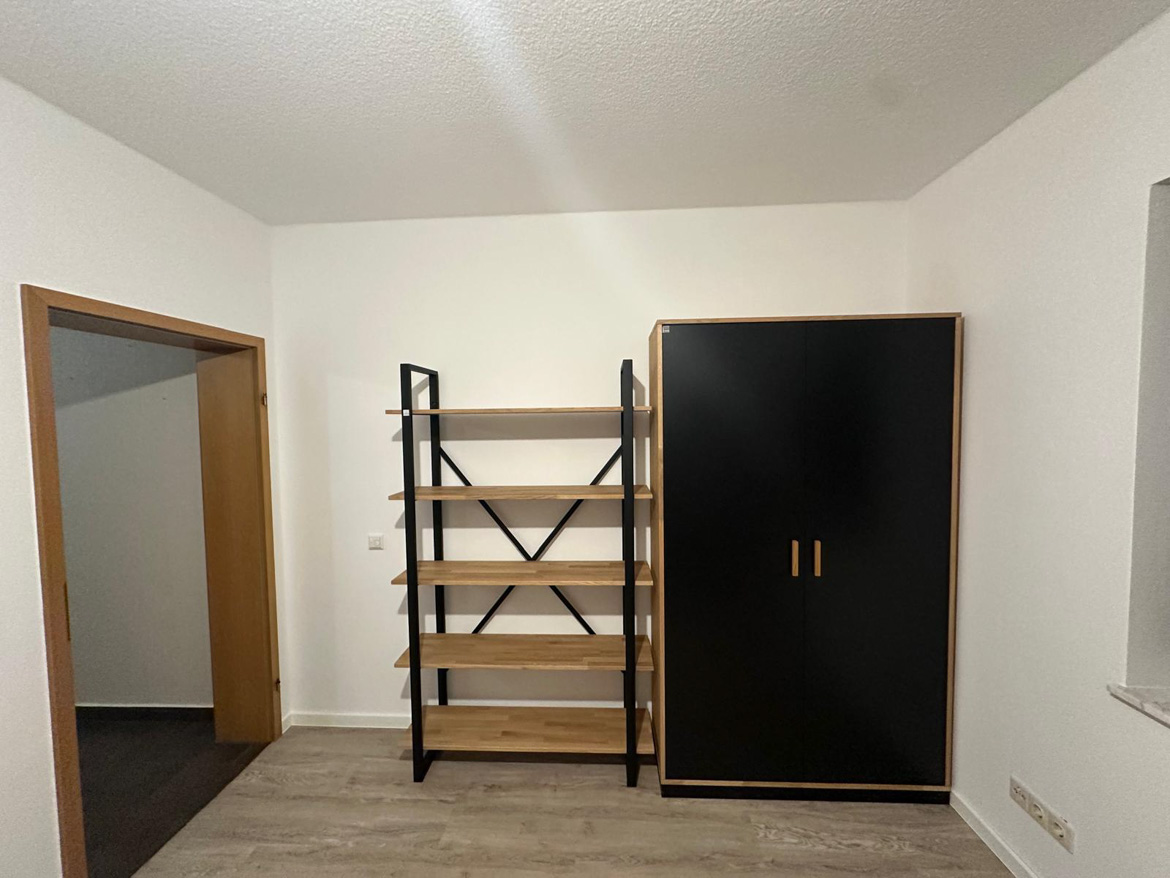 Biuro z regałami i biurkiem dla Klienta z Niemiec