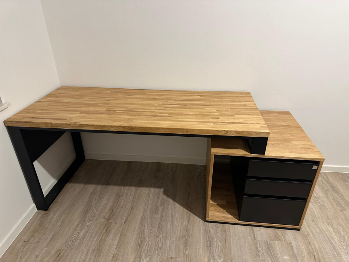 Biuro z regałami i biurkiem dla Klienta z Niemiec