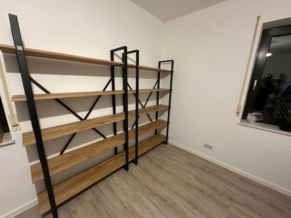 Biuro z regałami i biurkiem dla Klienta z Niemiec