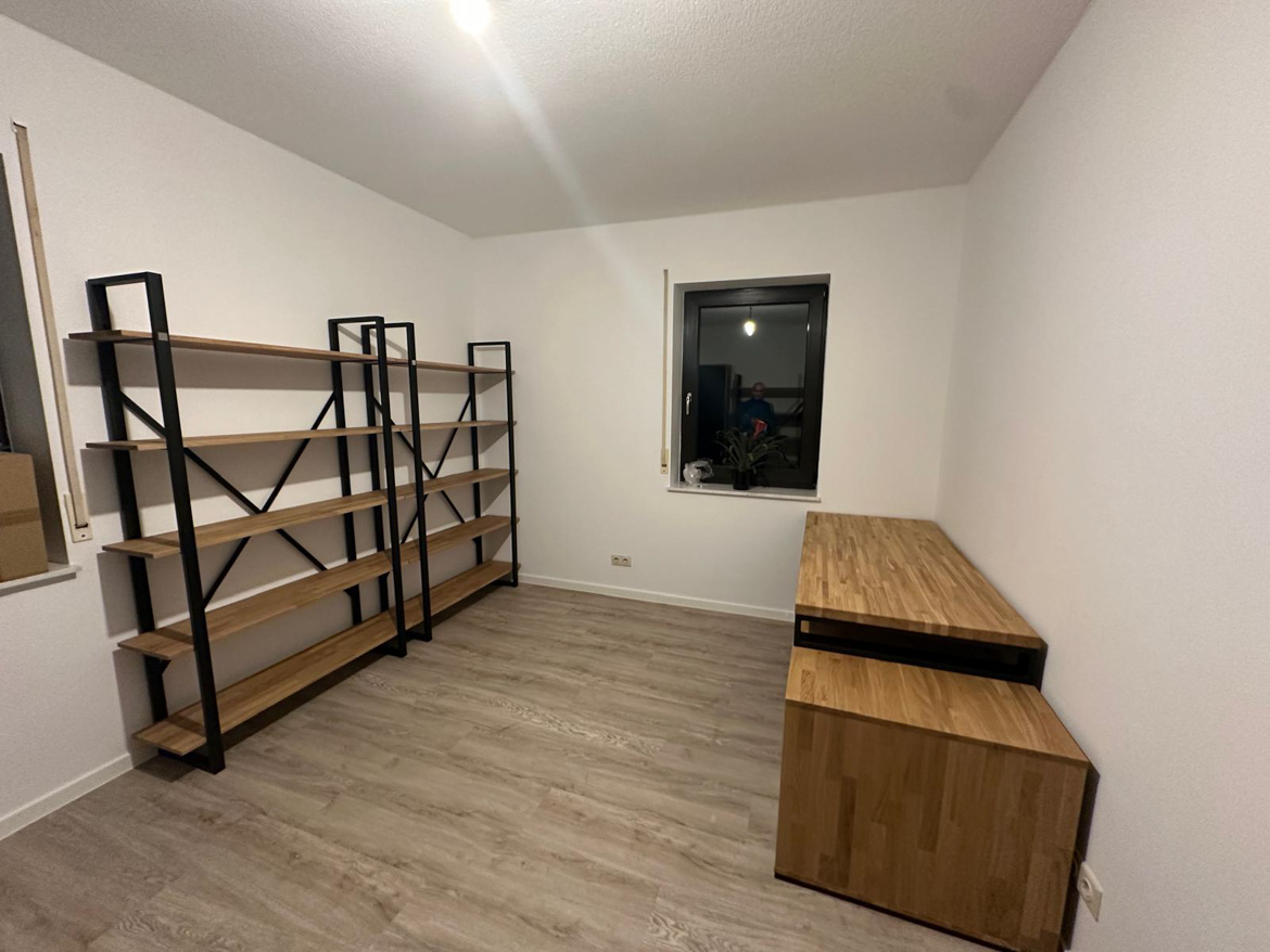 Biuro z regałami i biurkiem dla Klienta z Niemiec