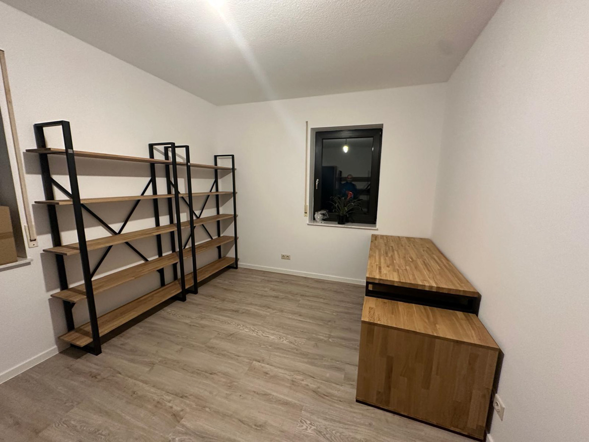 Biuro z regałami i biurkiem dla Klienta z Niemiec