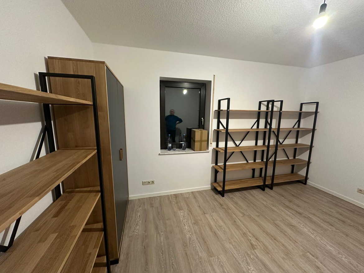 Biuro z regałami i biurkiem dla Klienta z Niemiec