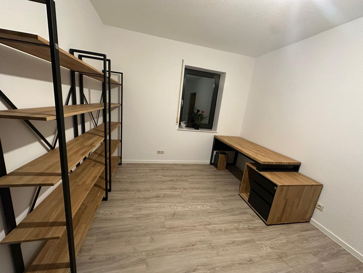 Biuro z regałami i biurkiem dla Klienta z Niemiec