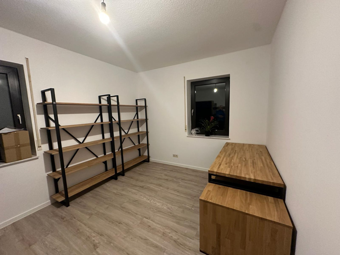 Biuro z regałami i biurkiem dla Klienta z Niemiec