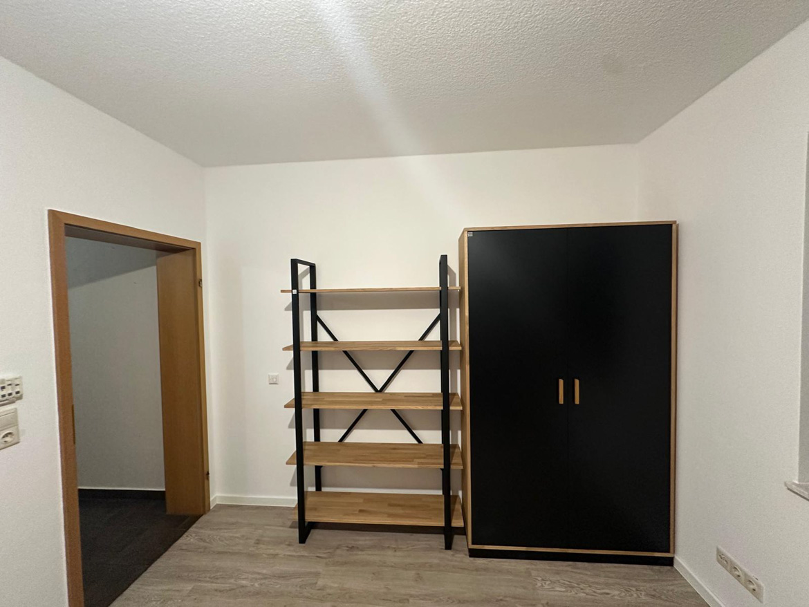 Biuro z regałami i biurkiem dla Klienta z Niemiec