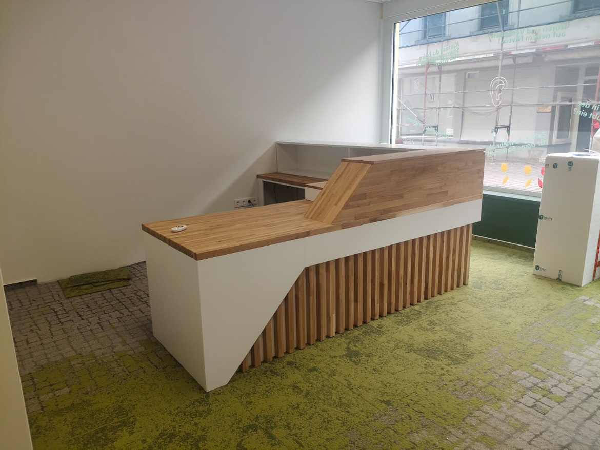 Lada recepcyjna z lamelami dla salonu aparatów słuchowych w Kirchheimbolanden (Niemcy)