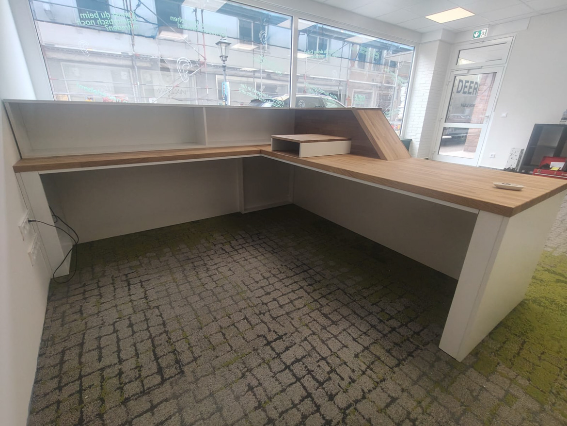 Lada recepcyjna z lamelami dla salonu aparatów słuchowych w Kirchheimbolanden (Niemcy)