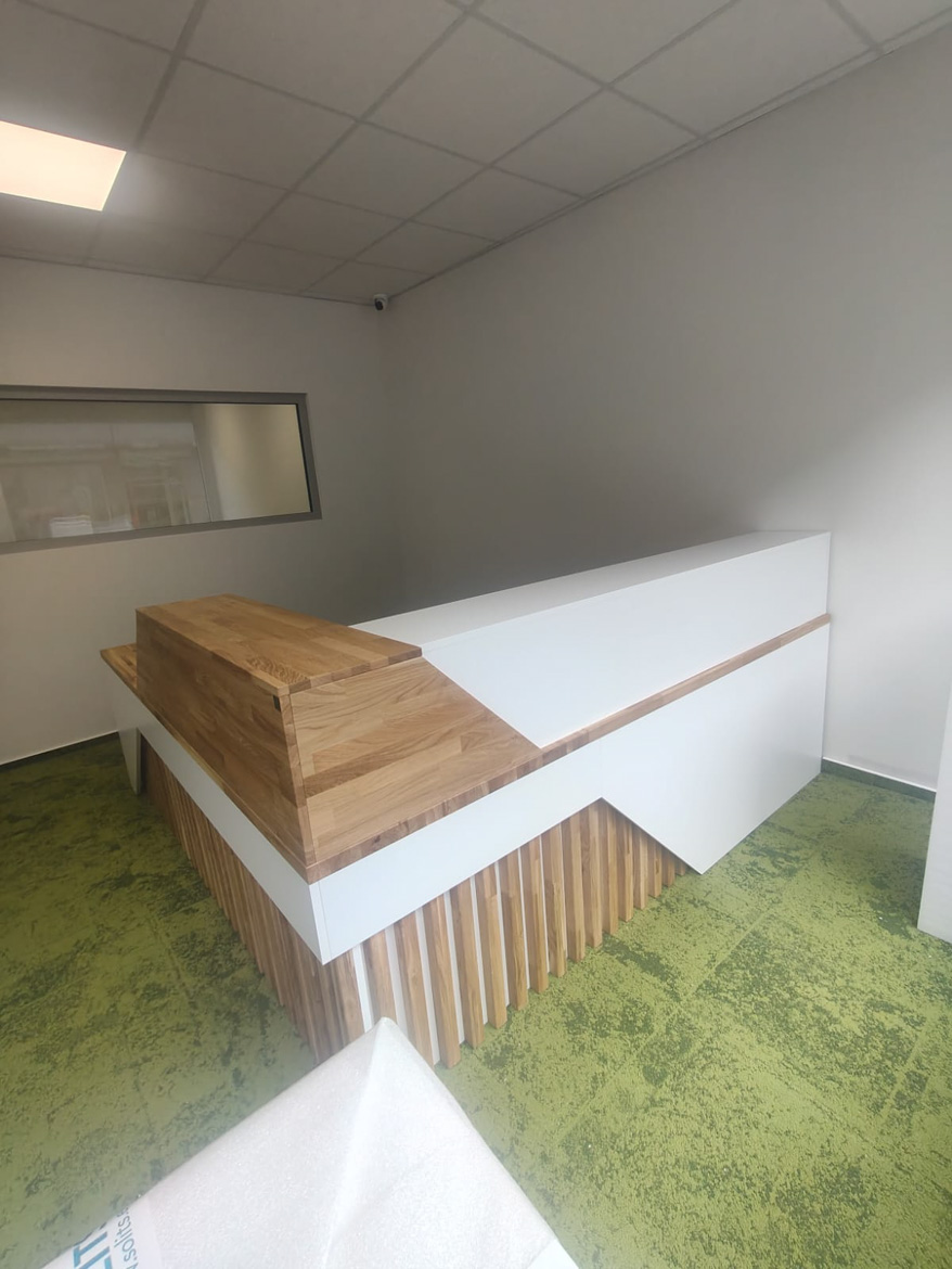 Lada recepcyjna z lamelami dla salonu aparatów słuchowych w Kirchheimbolanden (Niemcy)