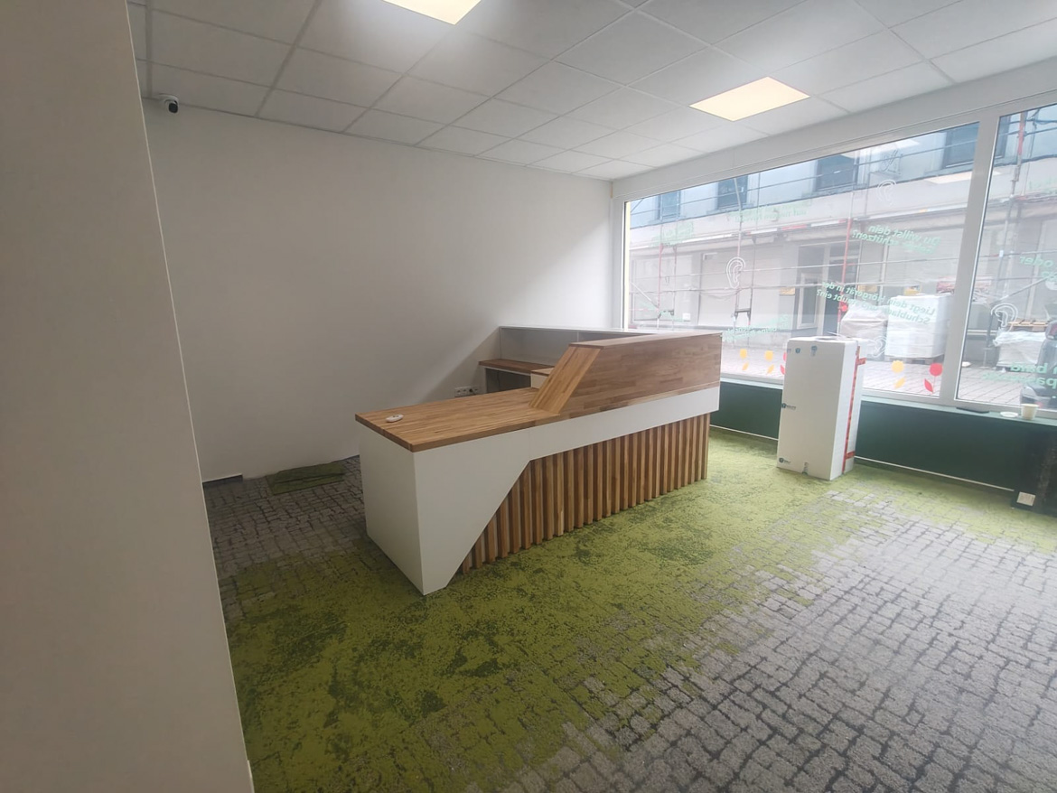 Lada recepcyjna z lamelami dla salonu aparatów słuchowych w Kirchheimbolanden (Niemcy)