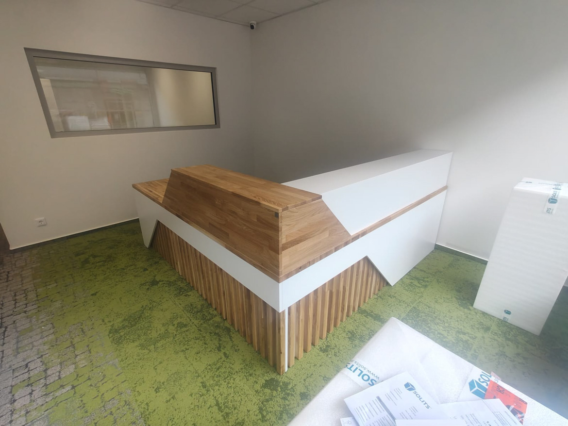 Lada recepcyjna z lamelami dla salonu aparatów słuchowych w Kirchheimbolanden (Niemcy)