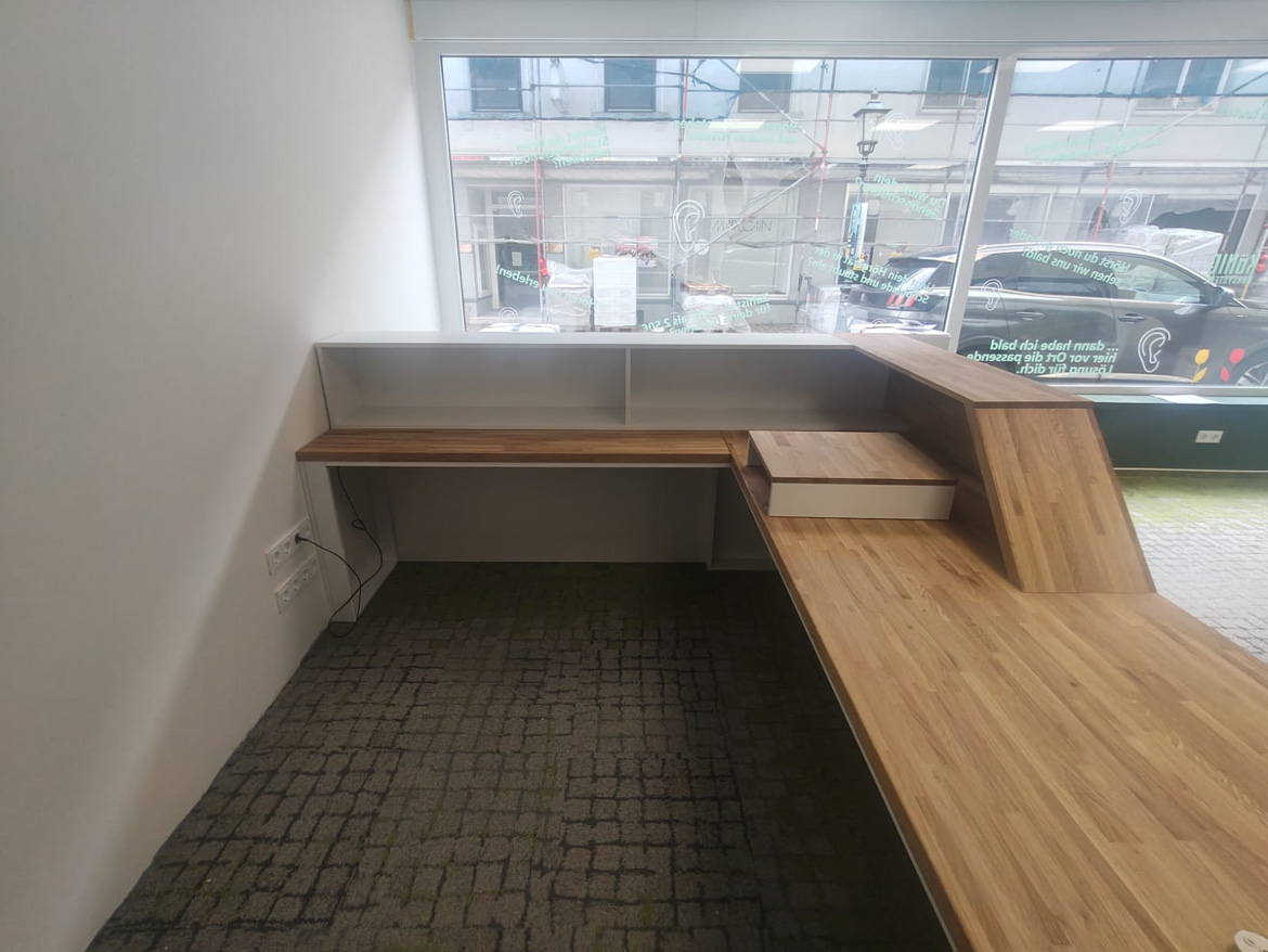 Lada recepcyjna z lamelami dla salonu aparatów słuchowych w Kirchheimbolanden (Niemcy)