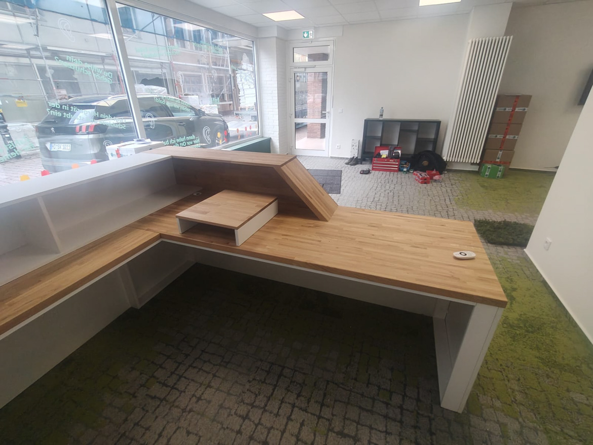 Lada recepcyjna z lamelami dla salonu aparatów słuchowych w Kirchheimbolanden (Niemcy)