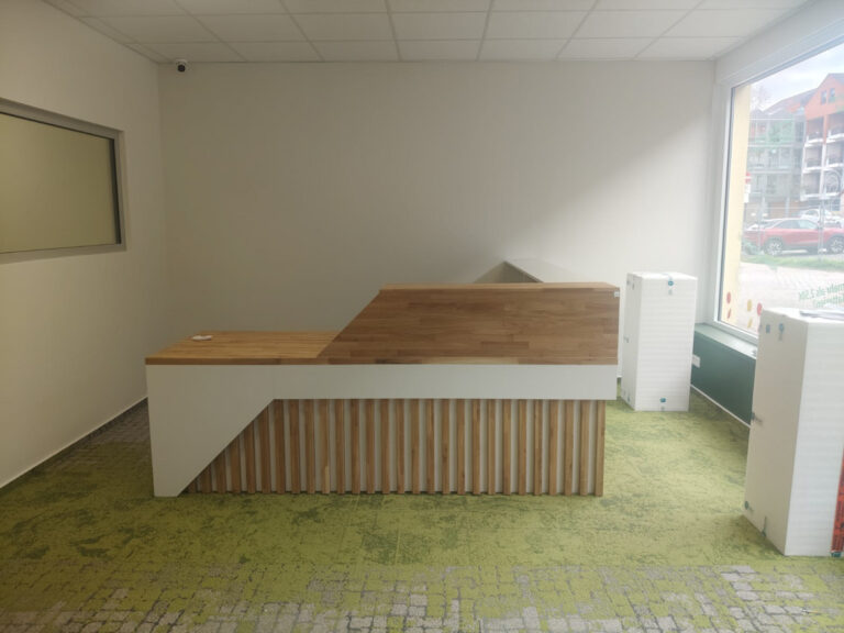 Reception counter with fins for a hearing aid salon in Kirchheimbolanden (Germany)