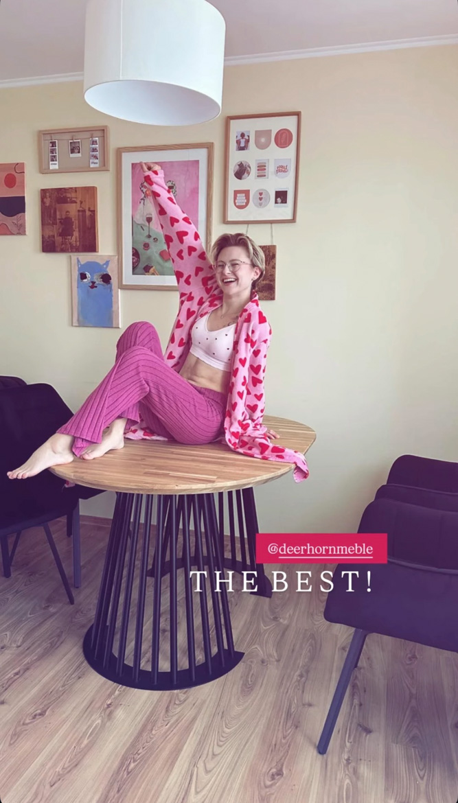 Round table with an openwork base for Mrs. Roxana