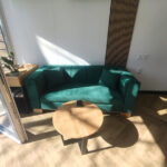 strefa wypoczynku z sofa w kolorze butelkowej zieleni dla firmy port rolniczy w swidnicy