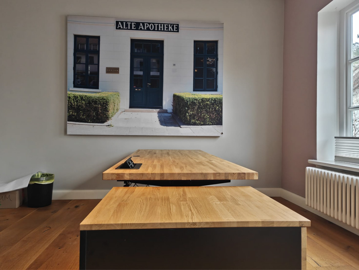 Adjustable desk with pedestal for the law firm Ehlers und Schaefer Steuerberater in Bremen (Germany)