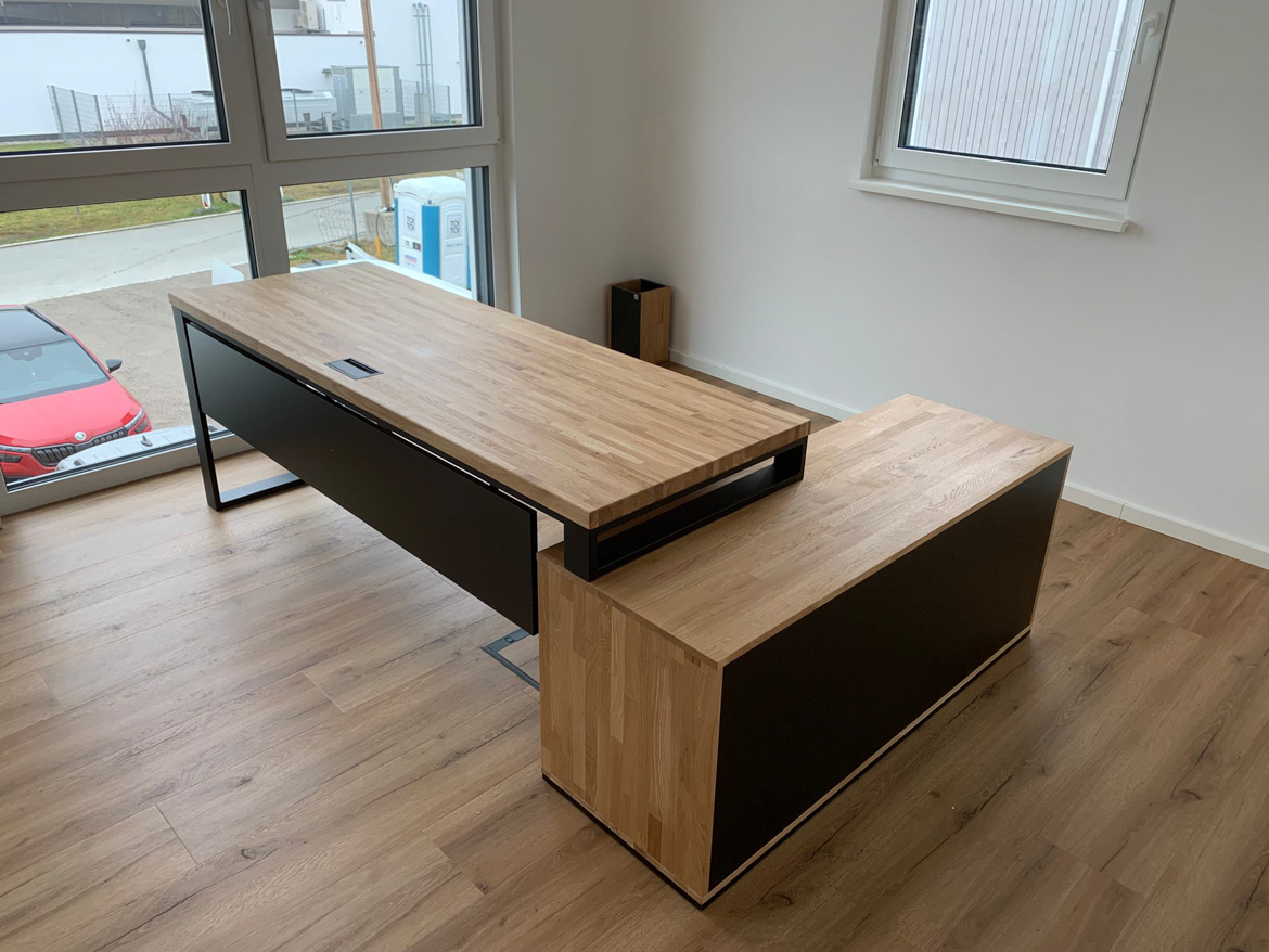 Biurko narożne z powiększonym kontenerkiem dla firmy SenCom GmbH w Feldkirchen-Westerham (Niemcy)