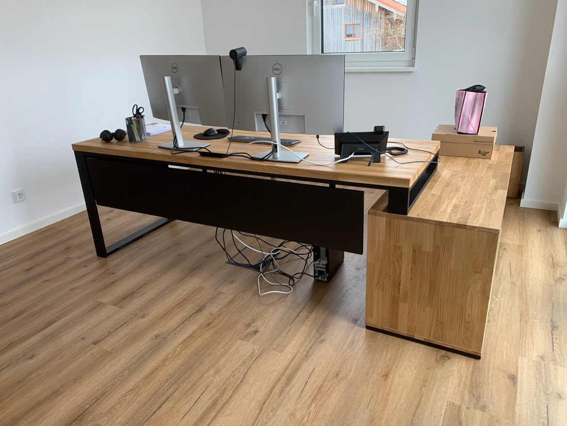 Biurko narożne z powiększonym kontenerkiem dla firmy SenCom GmbH w Feldkirchen-Westerham (Niemcy)