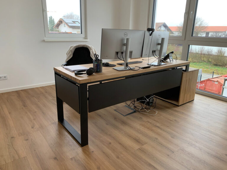 Corner desk with enlarged pedestal for SenCom GmbH in Feldkirchen-Westerham (Germany)