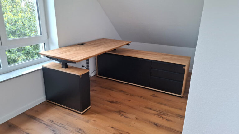 Height-adjustable corner desk for a home office with a slant for Mrs. Catherine from Leichlingen, Germany