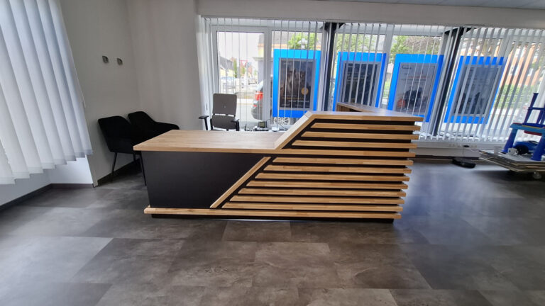 Reception desk with slats for the Allianz insurance agency in Rehau, Germany
