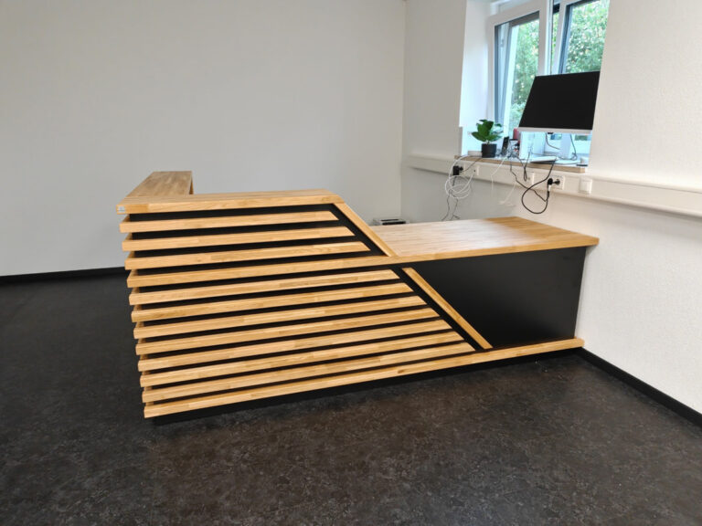 Corner reception desk with slats for the Heilkunde und Physiotherapie physical therapy practice in Ergolding, Germany