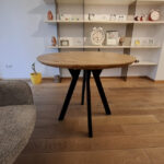 A round oak table for the Steuerkanzlei Hallermeier tax firm in Altdorf bei Nürnberg, Germany