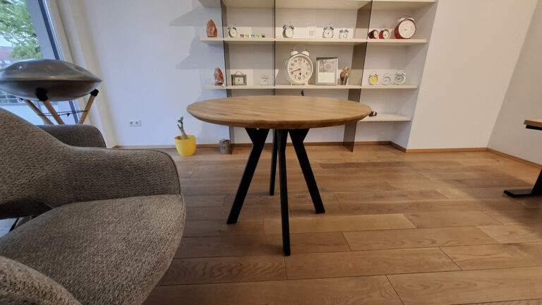 A round oak table for the Steuerkanzlei Hallermeier tax firm in Altdorf bei Nürnberg, Germany