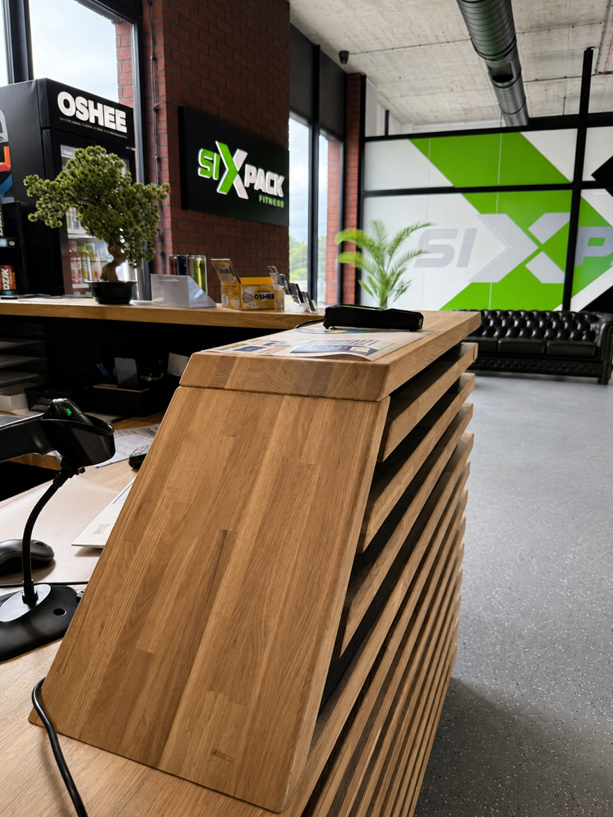 Lada recepcyjna do klubu fitness z litego drewna dębowego