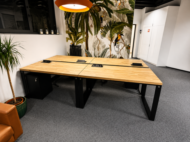 Workstation for a team of four
