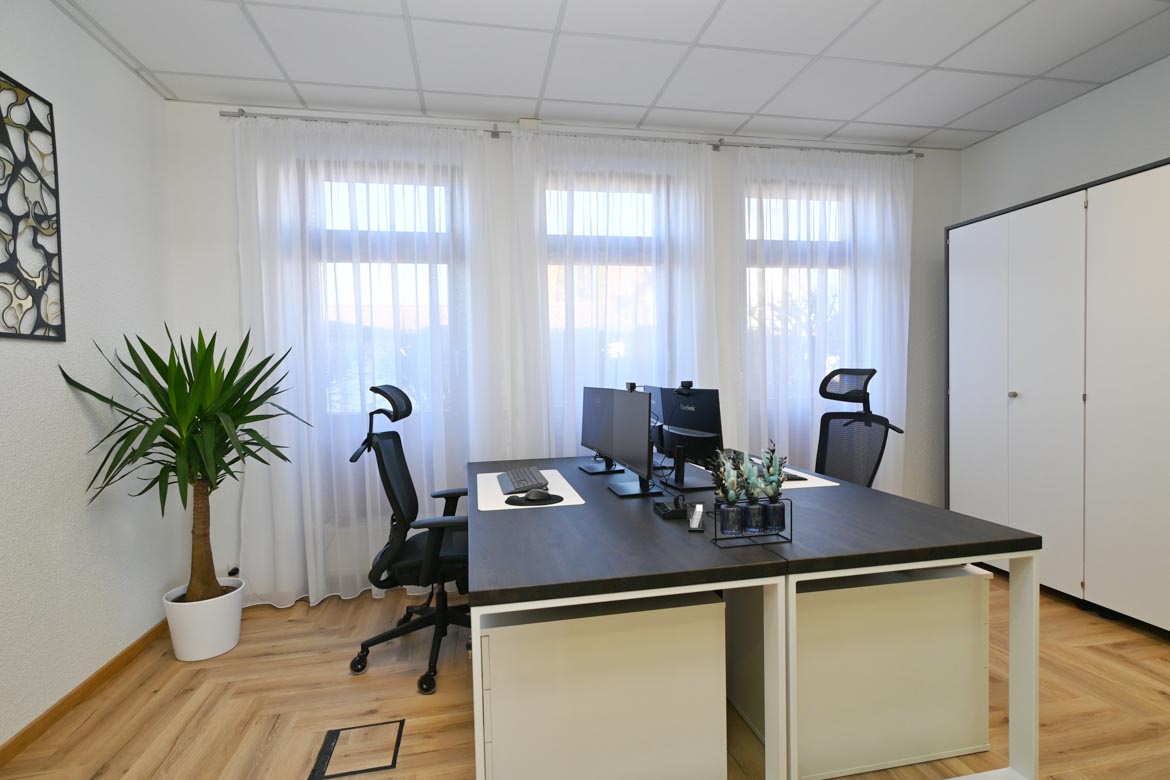 Desks and filing cabinets for real estate offices in Germany